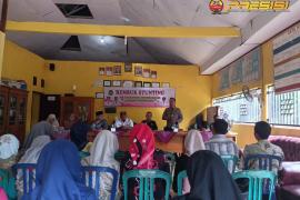 Kapolsek dan Bhabinkamtibmas Polsek Pino Raya Hadiri Rapat Kerja Mini Lokakarya Desa Padang Serasan