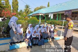 Police Go To School di SMAN 02 Kaur, Bhabinkamtibmas Ajak Siswa dan Guru Jaga Keamanan dan Ketertiban