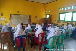 Police Go To School di SDN 32 Kaur, Bhabinkamtibmas Sampaikan Imbauan kepada Pelajar