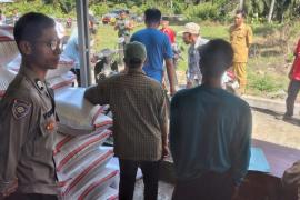 Bhabinkamtibmas Polsek Manna Menghadiri Kegiatan Pembagian Beras Ketahanan Pangan di Desa Padang Brunai