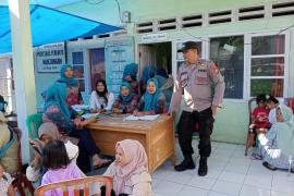 Kanit Binmas Polsek Pino Raya Monitoring Giat Pekan Imunisasi Nasional di Desa Tungkal I
