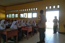 Tanamkan Tertib Lalulintas Sejak Dini, Polsek Muara Sahung Gelar Sosialisasi Di SMPN 12 Kaur
