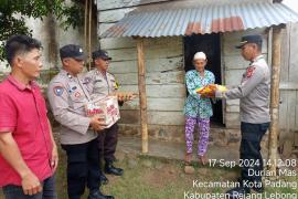 Wakapolsek Kotapadang Bersama Bhabinkamtibmas Laksanakan Kegiatan Selasa Berbagi Kepada Warga Kurang Mampu 