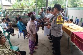 Kapolsek Kotapadang Pantau Langsung Pembagian BLT di Desa Lubuk Tunjung