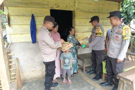 Polsek Kotapadang Gelar Kegiatan Selasa Berbagi, Berikan Bantuan Kepada Warga Desa Durian MasV