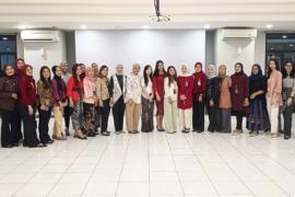 Pekerja BRI Branch Office Kramat Gunakan Pakaian Nasional Terbaik