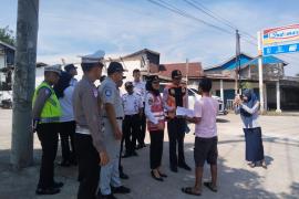 Jasa Raharja Bengkulu Bersama Mitra Berikan Imbauan kepada Sopir Angkutan Barang di SPBU Air Sebakul