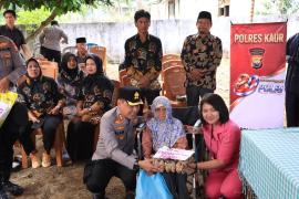 Polres Kaur Tembus Akses Terpencil Salurkan Bantuan Sosial untuk Warga Kurang Mampu