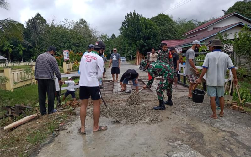Tumbuhkan Semangat Gotong Royong, Babinsa Koramil 1206-05/Embaloh Hulu Bantu Warga Timbun Jalan Berlubang