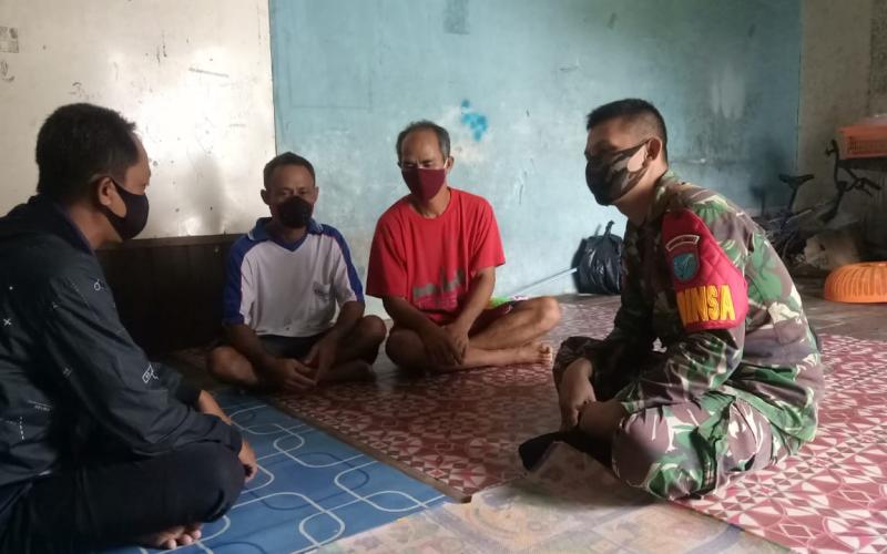Babinsa Melaksanakan Anjangsana dan Sosialisasi Tentang Protokol Kesehatan Di Desa Binaannya