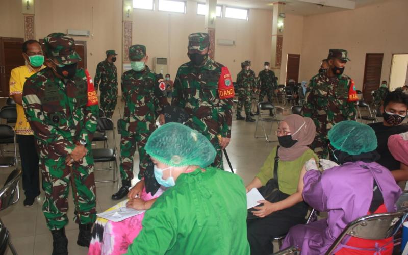 Danrem dan Dandim Beri Motivasi Lansia yang Ikuti Vaksinasi