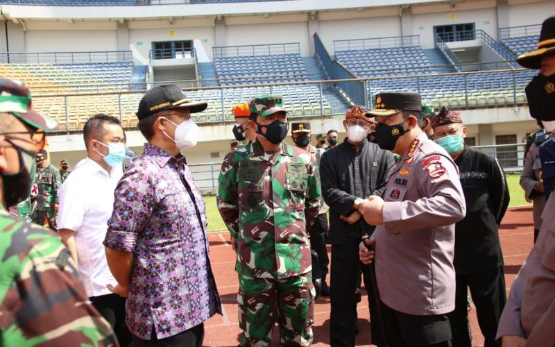 Panglima TNI Marsekal Hadi Tjahjanto dan Kapolri Jenderal Listyo Sigit Prabowo dan Menteri Kesehtan Budi Gunadi Sadikin meninjau vaksinasi di Stadion Gelora Bandung Lautan Api