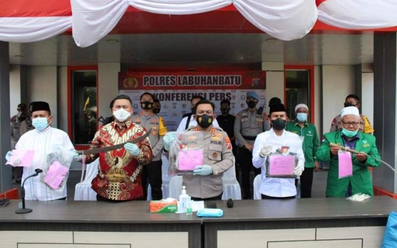 Kapoldasu Gelar Konfrensi Pers Di Mapolres Labuhanbatu Terkait Pembacokan Ketua MUI Labura Open configuration options