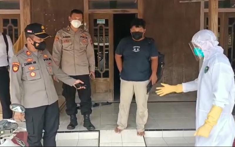 Petugas Melakukan Penjemputan ke Empat Pasien Covid 19 Untuk Dibawa ke RSDC Kendal Open configuration options