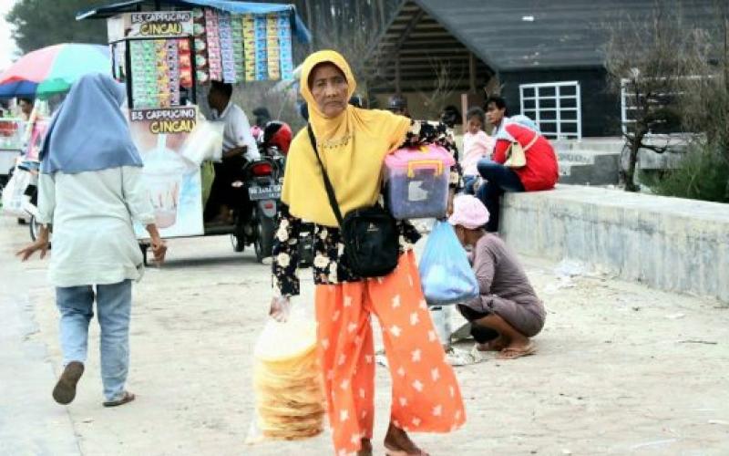 Perjuangan Di Usia Senja, Nenek Supiah Si Tulang Punggung Keluarga Menggali Rezeki Dipinggiran Pantai