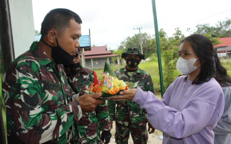 Warga Kampuri Beri Kejutan Nasi Tumpeng Kepada Satgas TMMD, Pada Peringatan HUT TNI Ke 76 