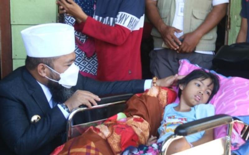 Lumpuh Karena Sakit Saraf Otak Sejak Kecil, Walikota Antar Kursi Roda untuk Azifa