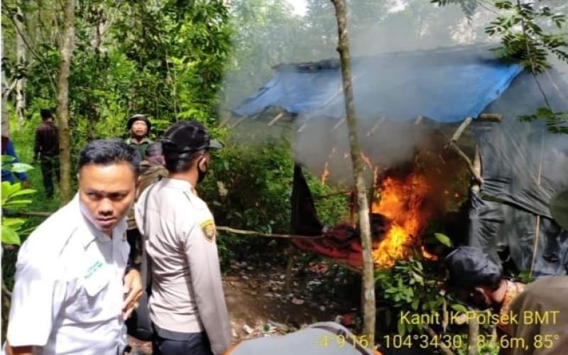 Dihancurkan Polisi, Gubuk Pesta dan Transaksi Sabu Dibakar