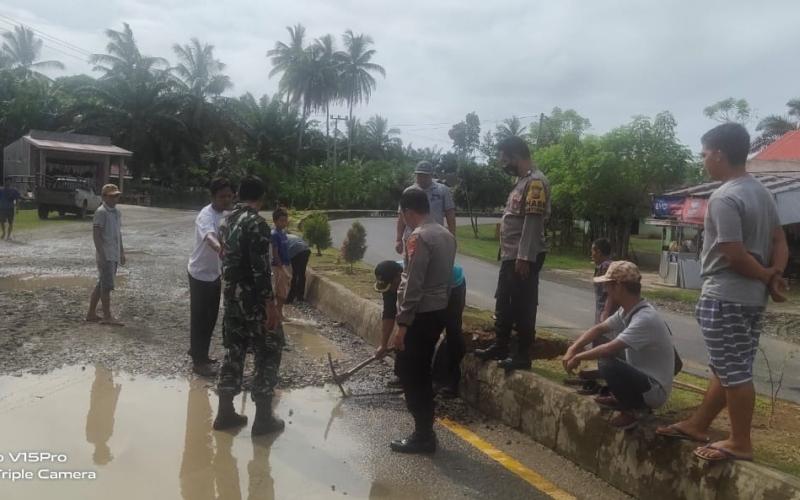 Gotong Royong, TNI/POLRI Bersama Warga Tampal Jalan Rusak
