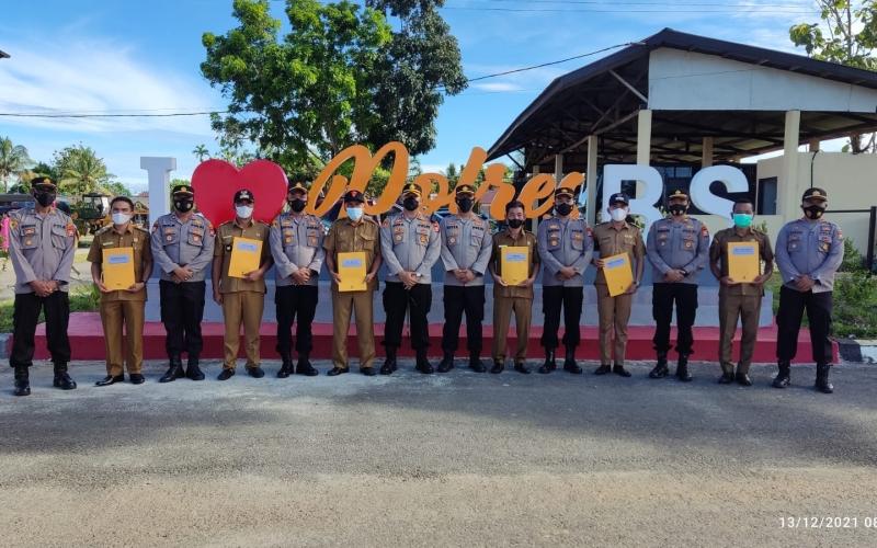 Apresiasi Pencapaian Vaksin, Kapolres BS Ganjar 6 Kades Dengan Piagam Penghargaan