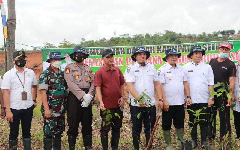 Bupati Tanam Perdana Pohon Buah di Hutan Kota Kabupaten Seluma