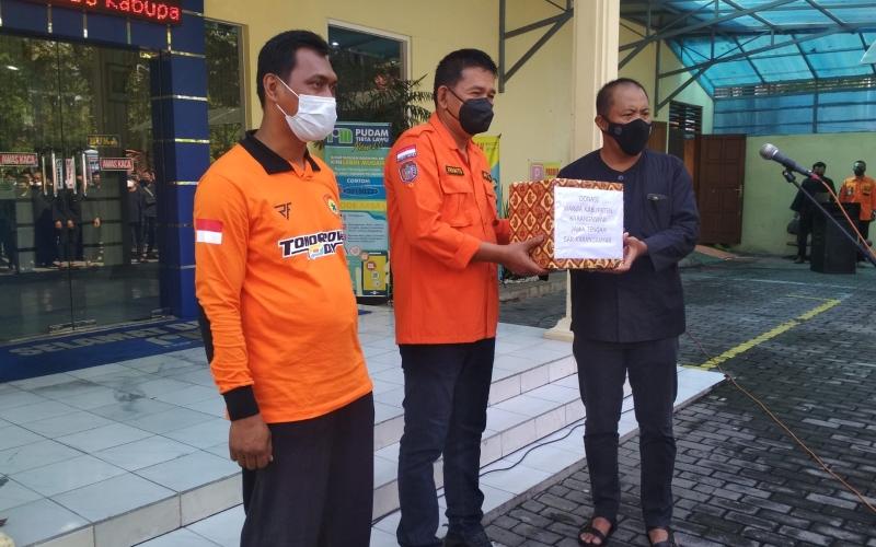 Bakti Sosial Pudam Tirta Lawu Libatkan 15 Personil SAR Karanganyar untuk Kirim Bantuan ke Lokasi Bencana Erupsi Gunung Semeru