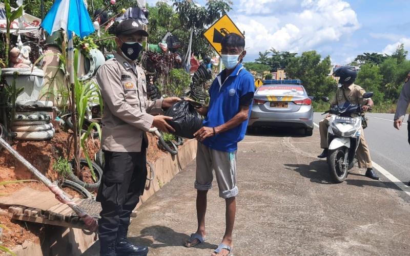 Polsek Bandara RHF Tanjungpinang Gelar Bakti Sosial Meringankan Beban Masyarakat