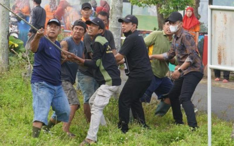 Petugas DLH dan Warga Pondok Besi Keroyokan