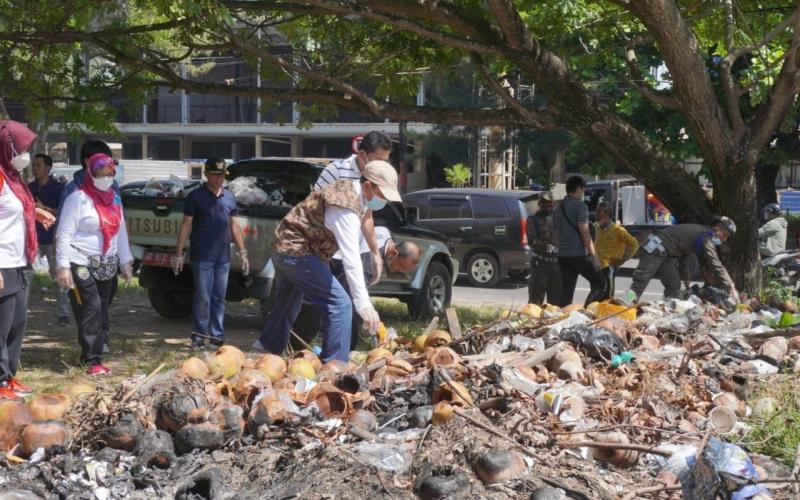 Bersama Masyarakat, Pemprov Bengkulu Geruduk Pantai Panjang