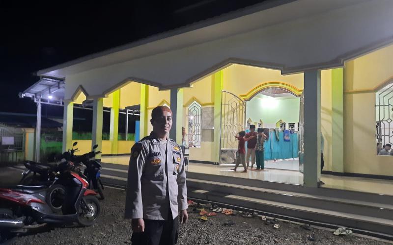 Personel Polsek Air Besi Lakukan Pengamanan Salat Tarawih
