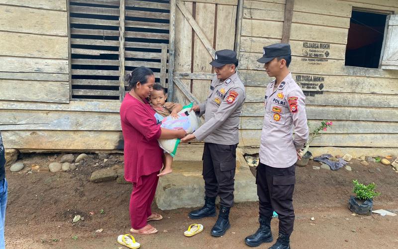 Polsek Nasal Berikan Bansos kepada Petani Kurang Mampu