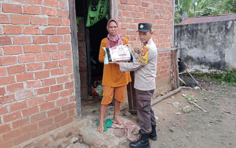 Petani Warga Desa Talang Jawi I Terima Bansos dari Polsek Kaur Utara