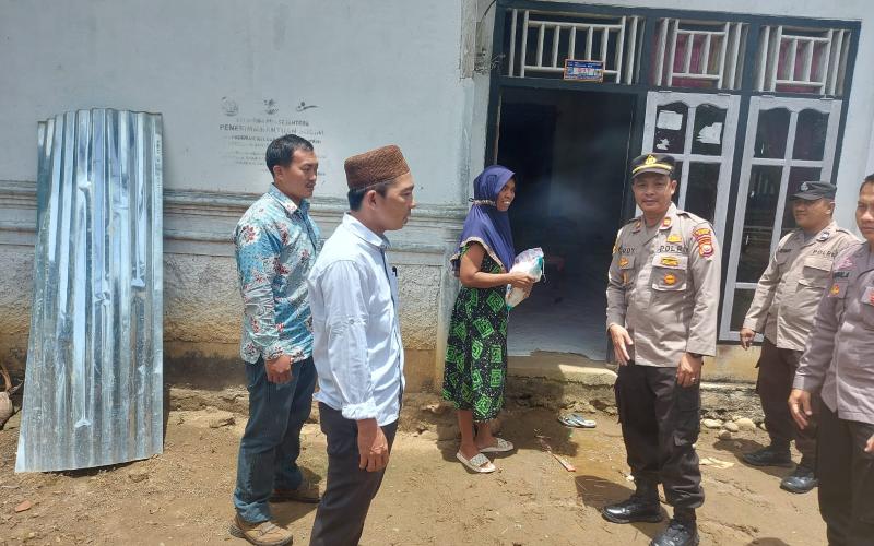 IRT Warga Desa Tanjung Ganti Terima Bansos dari Polsek Maje