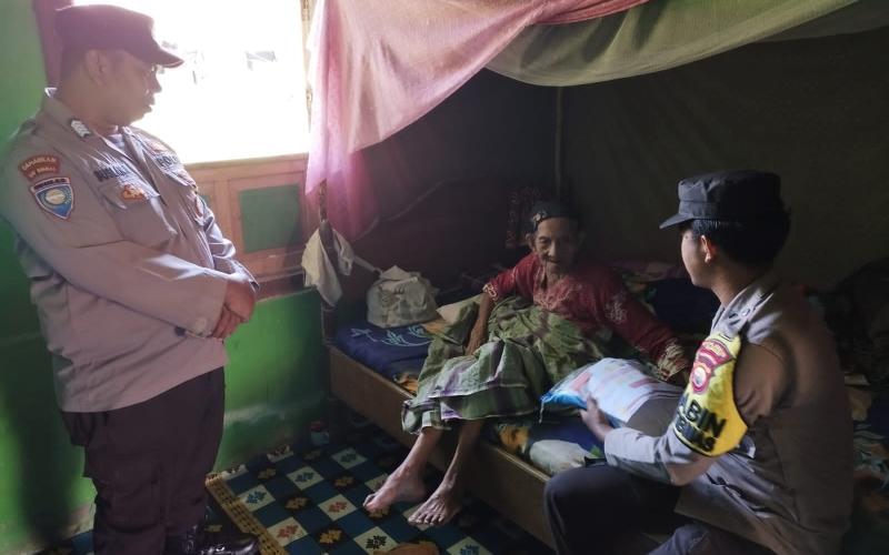 Tidak Lagi Bekerja dan Buta, IRT ini Terima Bansos dari Polsek Maje