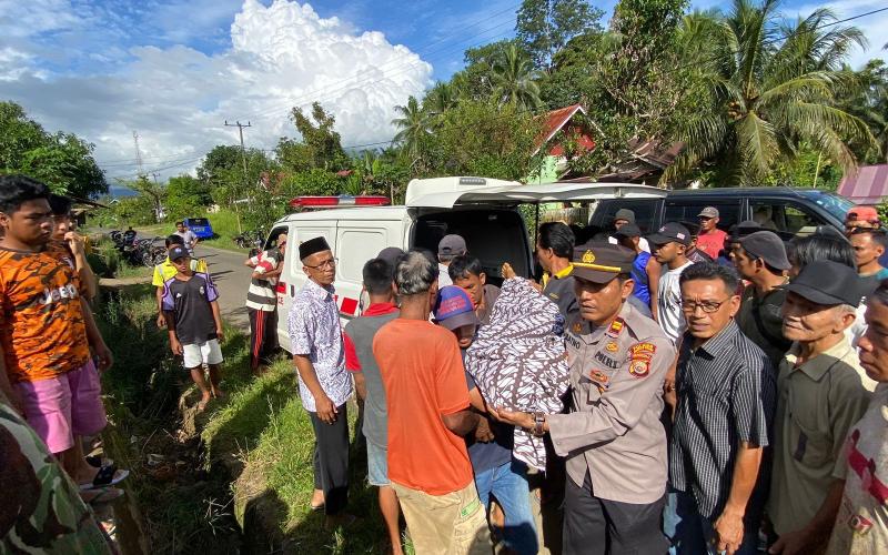 Kapolsek Kerkap Bantu Evakuasi Korban Tenggelam yang Meninggal Dunia