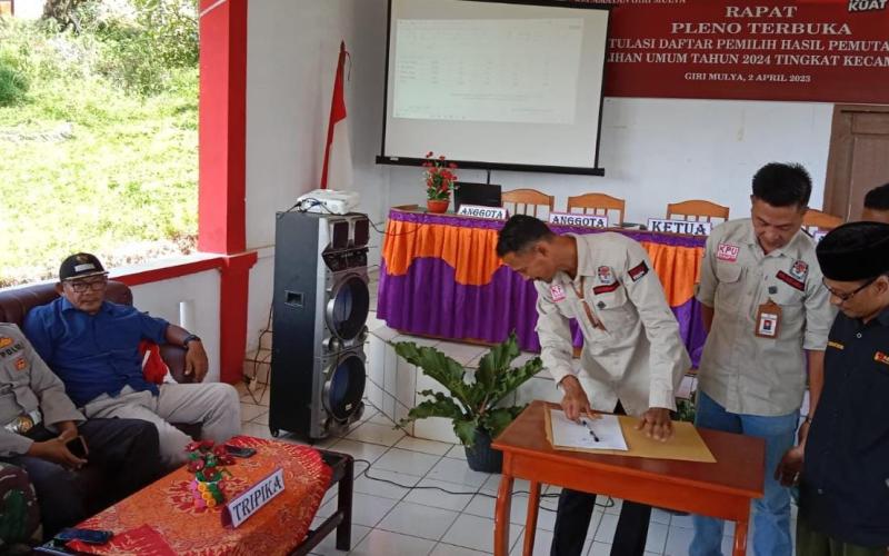 Polsek Giri Mulya Hadiri Rapat Pleno Terbuka Hasil Rekapitulasi DPHP Pemilu 2024 di Sekretariat PPS Kecamatan Giri Mulya