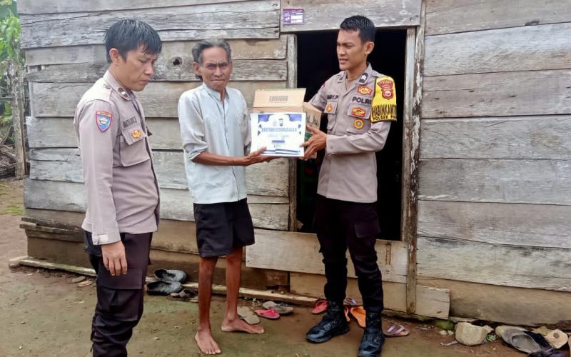 Pak Widarman Terima Bansos dari Polsek Padang Guci Hulu