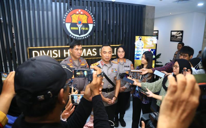 Kepala Divisi Humas Polri Irjen Pol Sandi Nugroho Saat Dimintai Keterangan Oleh Awak Media