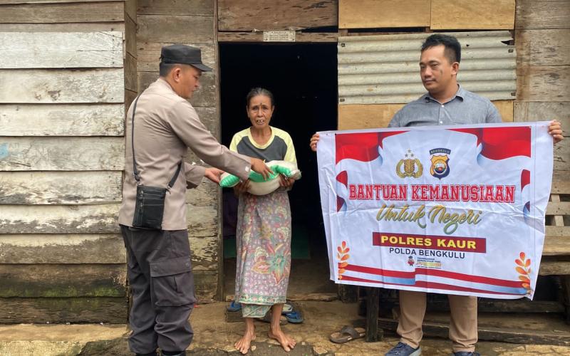 Lagi, Warga Kurang Mampu Terima Bansos dari Polsek Nasal