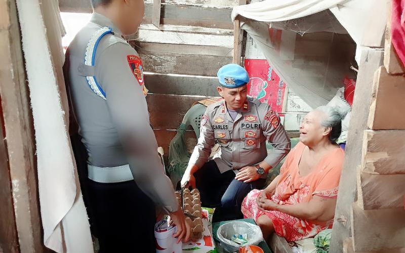 Janda dan Lansia Terima Bansos dari Sipropam Polres Kaur