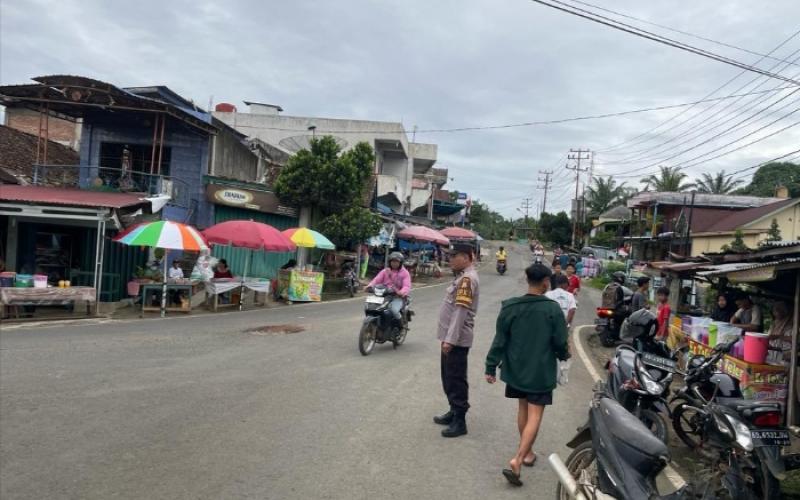Personel Polsek Giri Mulya Saat Beri Pengamanan di Pasar Kaget 