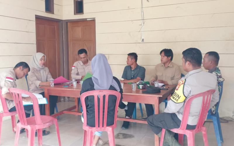 Peran Aktif Bhabinkamtibmas Hadiri Rapat Pleno Terbuka Dikantor Desa
