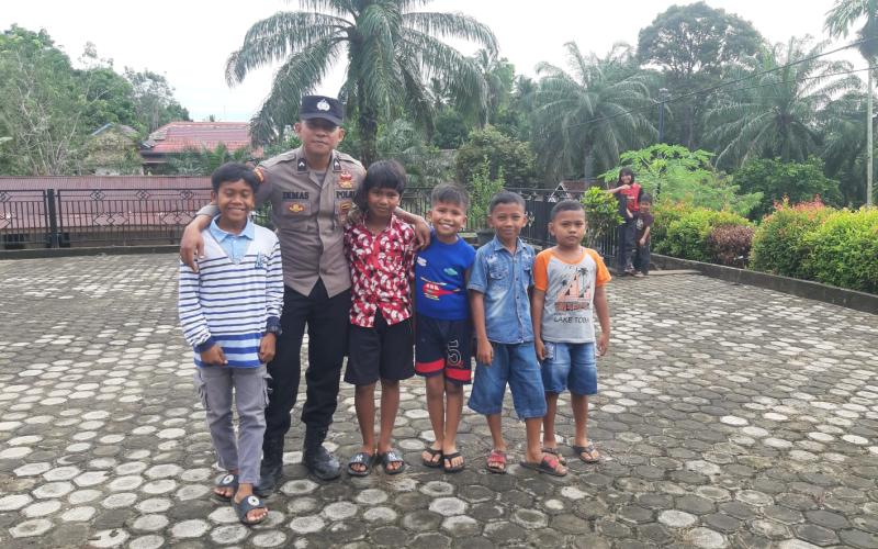 Polisi Sebagai Sahabat Anak, Bhabinkamtibmas Polsek Ketahun Melakukan Sambang 
