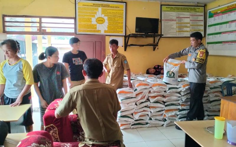Diawasi Bhabinkamtibmas, Bantuan Beras Cadangan Pangan Pemerintah Dibagikan