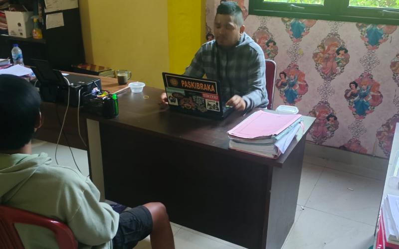 YE saat diperiksa petugas