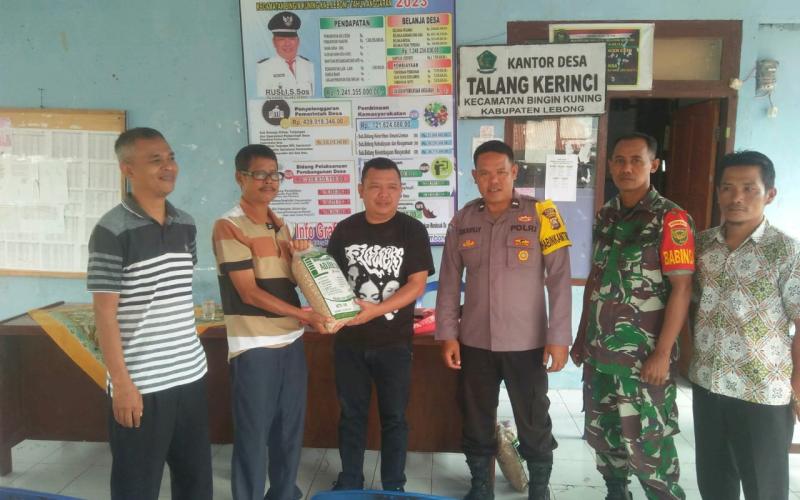 Bhabinkamtibmas Polsek Lebong Selatan Distribusikan Bibit Padi kepada Petani Secara Simbolis