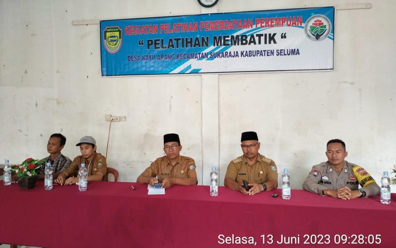 Bhabinkamtibmas Polsek Sukaraja Hadiri Undangan Pelatihan Membatik di Desa Kayu Arang 