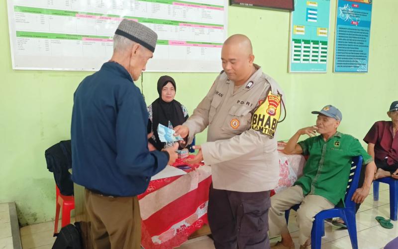 Brigpol Edo Irawan, Hadiri Kegiatan Penyaluran BLT DD di Desa Seguring