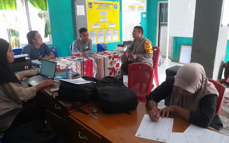 Sambangi RW Tempat Bertugas, Polisi RW Polsek Lais Berdiskusi Dengan Pengurus RW
