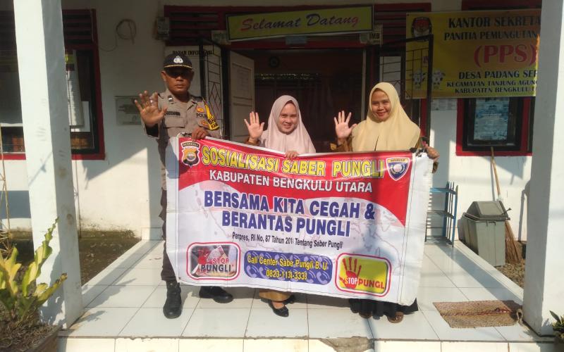 Sambangi Kantor Desa, Pak Bhabin Sosialisasikan Saber Pungli